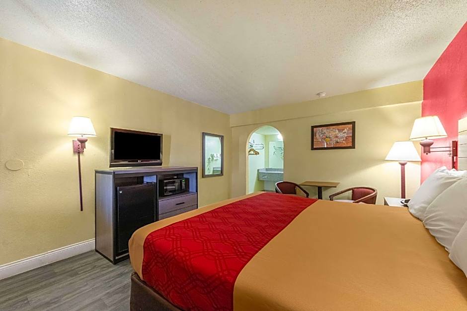 Econo Lodge San Marcos University Area