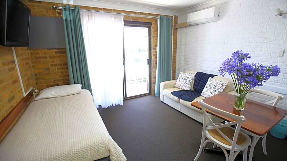 Hawks Nest Motel