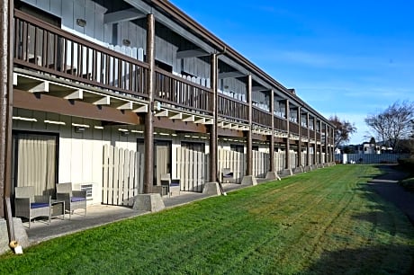 Edgewater Inn and Suites, Ascend Hotel Collection