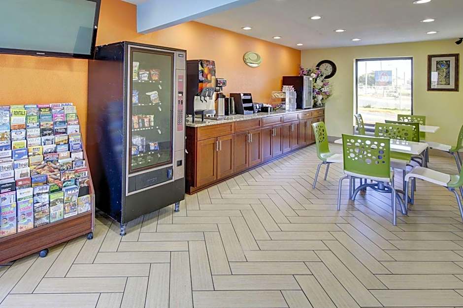 Econo Lodge at Military Circle