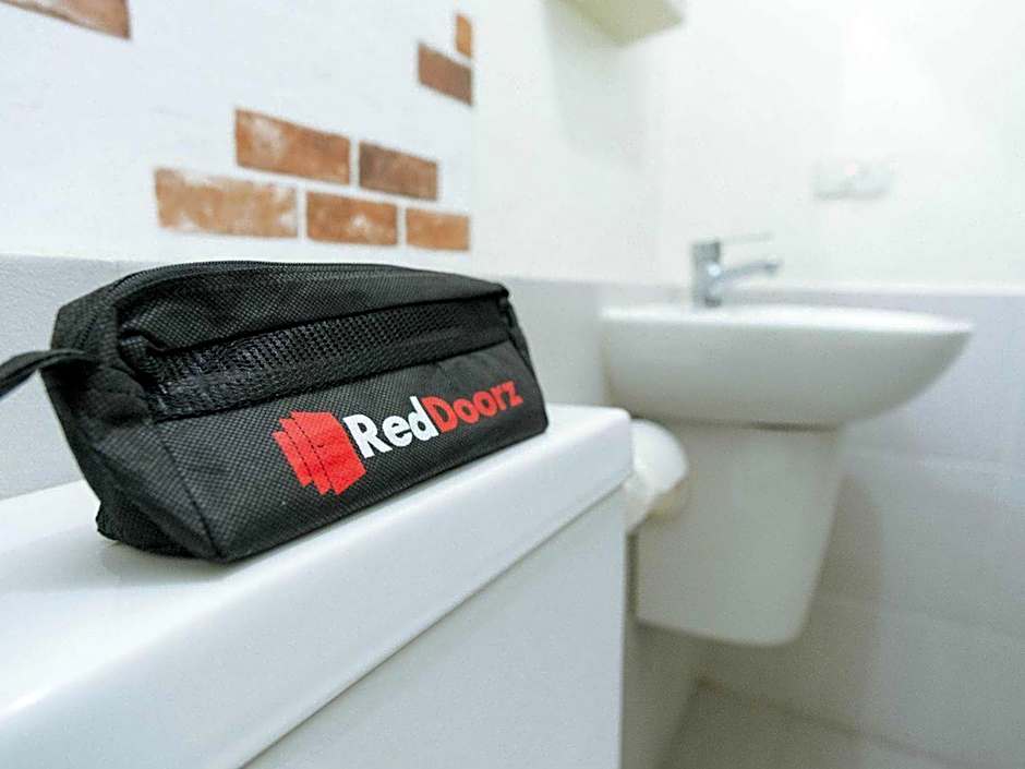 RedDoorz @ Jalan Nyai Enat Sampit