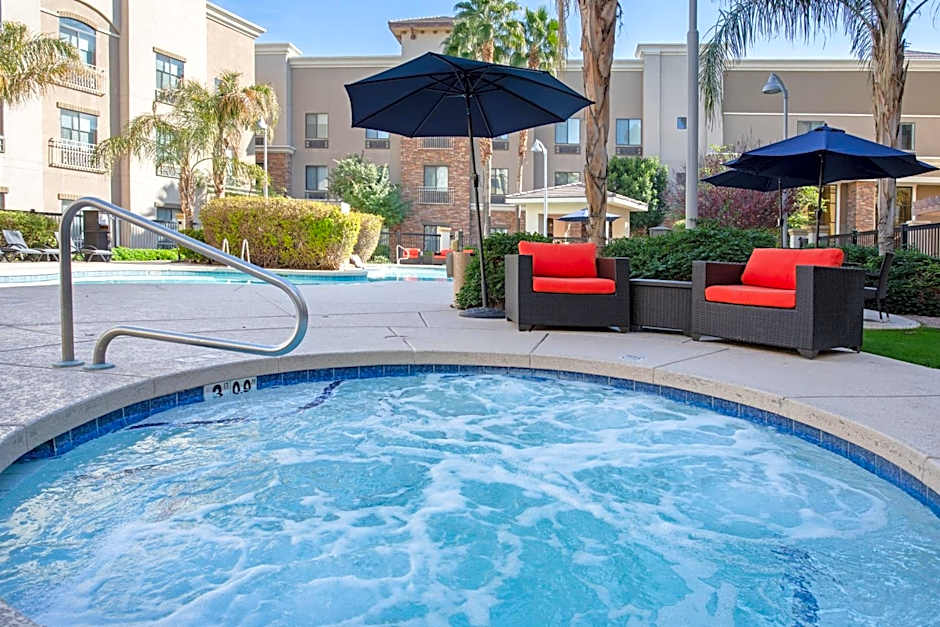 Holiday Inn Express & Suites Phoenix - Glendale Sports Dist By IHG