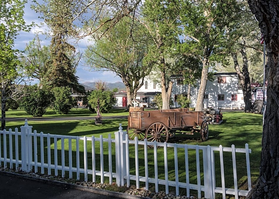 Silver Maple Inn and The Cain House Country Suites