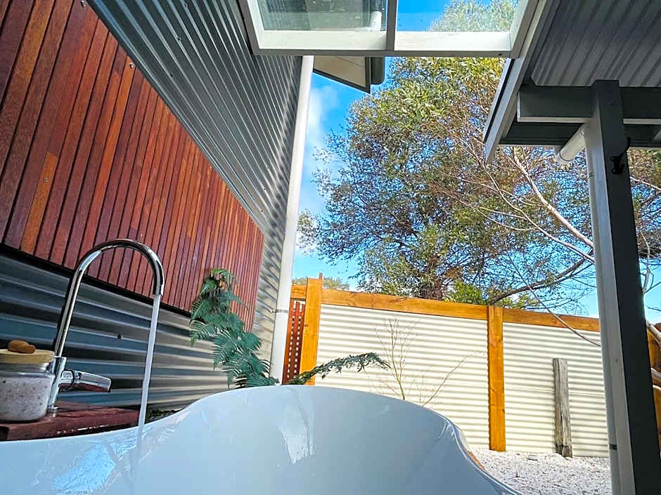 Grape Juice Retreat Rustic romantic gateway 5mins to beaches & town