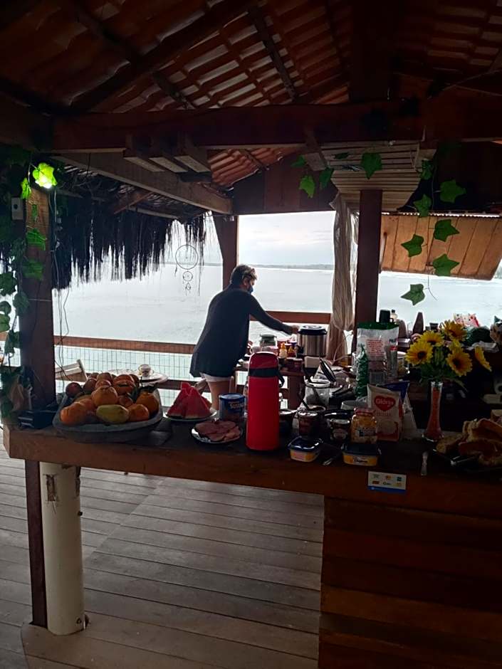 Pousada Marambaia Café - Praiana, econômica, Com café da manhã, piscina e hidromassagem ao ar livre - Frente para o mar