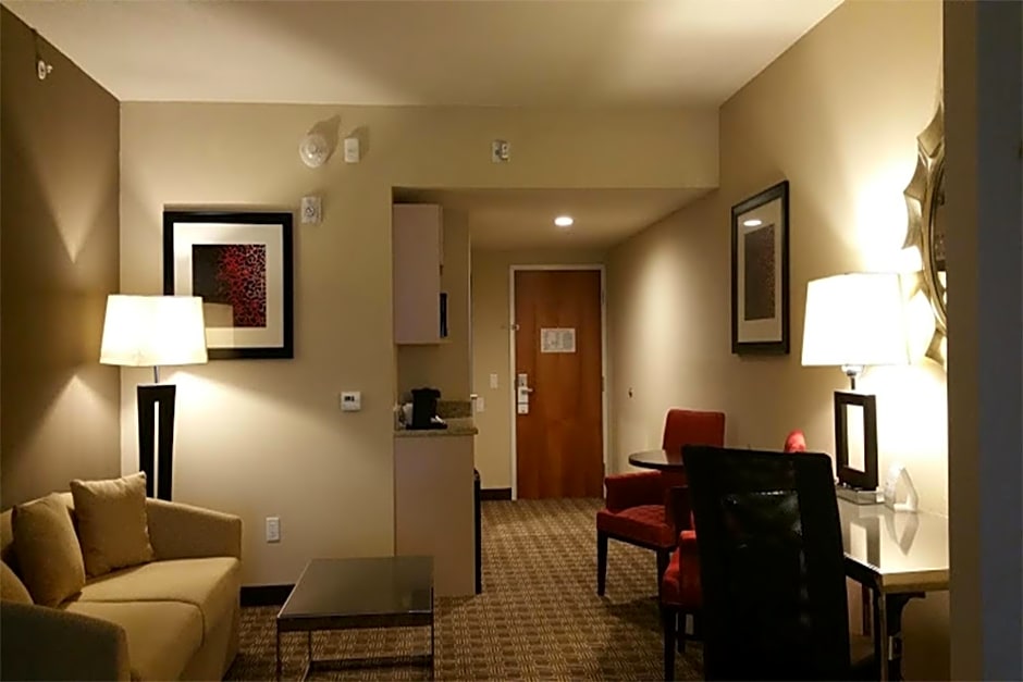 Holiday Inn Express & Suites Lantana By IHG