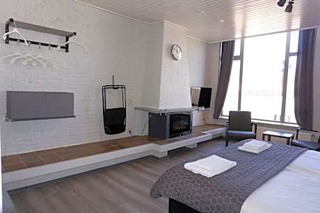 Family Room (2 Adults + 2 Children)