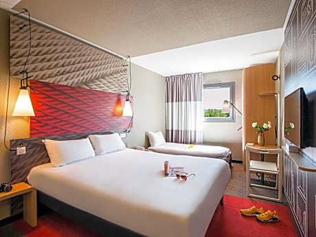 Room with 1 double bed and 1 sofa bed