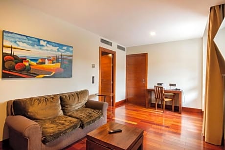 VILLA DELUXE (2 ADULTS + 2 CHILDREN)