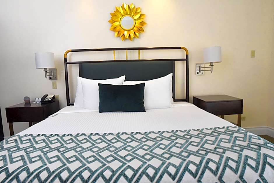 Courtleigh Hotel & Suites