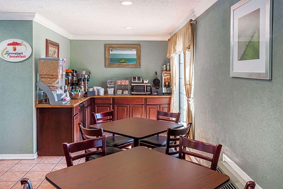 Photo 1 of 5 of Super 8 by Wyndham Kinder LA