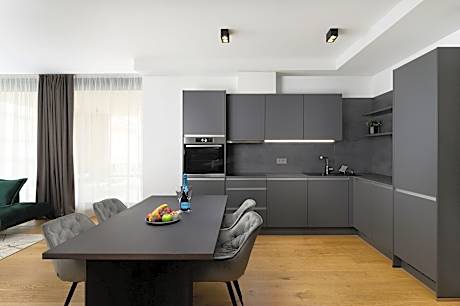 Grand Emerald Suite (1 King Bed)