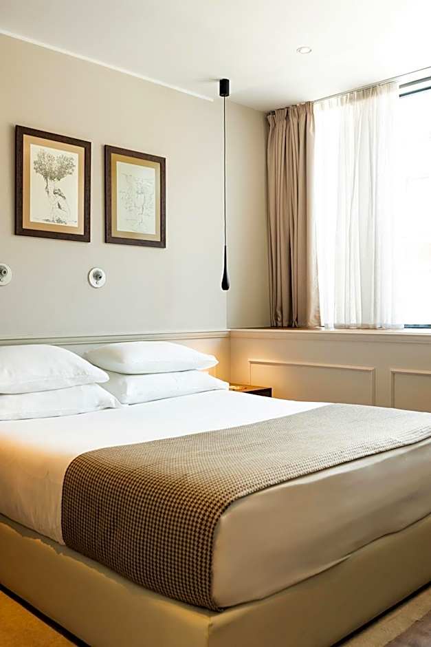 Envoy Hotel