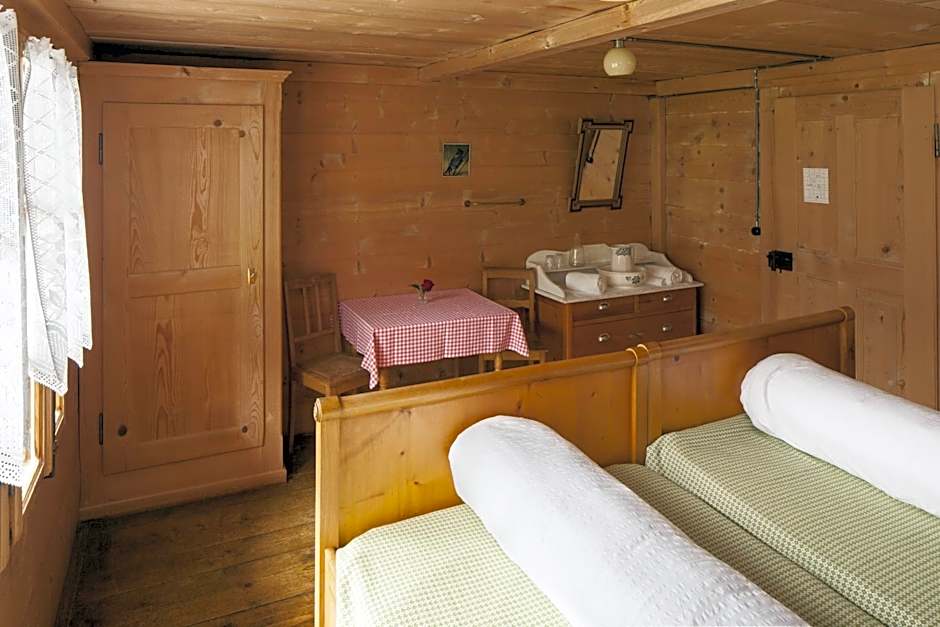 Foto 1 di 24 di Twin Room with Shared Bathroom