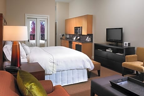 Deluxe King Room with Adapted Tub - Mobility and Hearing Accessible
