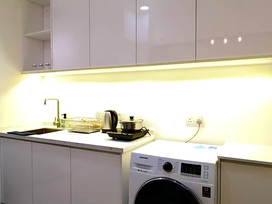 REVO at AURORA PLACE, Pavilion 2, 5 Minutes To AXIATA ARENA BUKIT JALIL FREE WIFI by De Harlequins Guesthouse