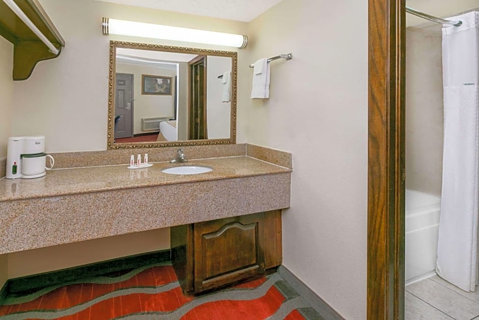 Travelodge Inn & Suites by Wyndham Norman