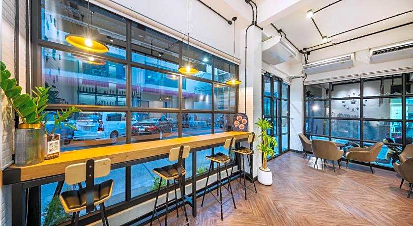 Siam Subway Hostel and Cafe