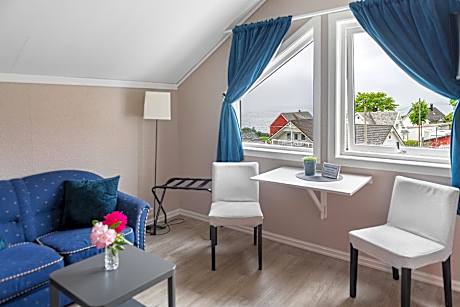 Suite-Superior-Ensuite with Shower-Street View