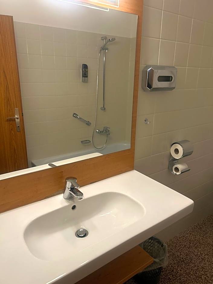 Gasthof mit Seeterasse & Appartements Zur Landeroith