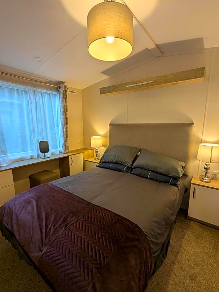 Modern and spacious holiday home at AWARD WINNING SHOREFIELD COUNTRY PARK ENTERTAINMENT PASSES INCLUDED DOG FRIENDLY!