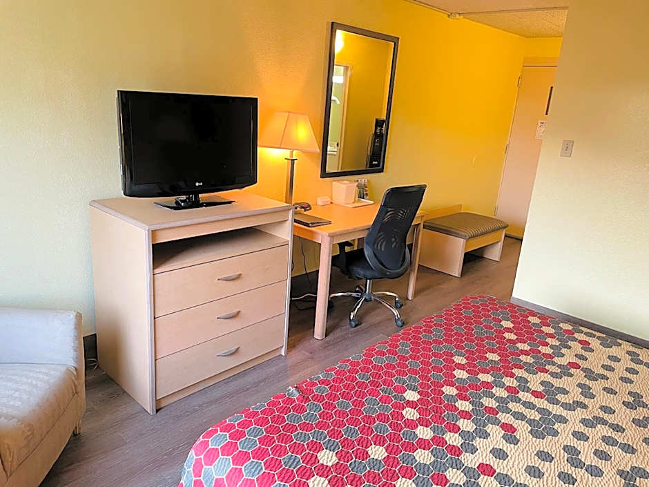 Super 8 by Wyndham Gloucester