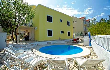 Dragan's Den Hostel