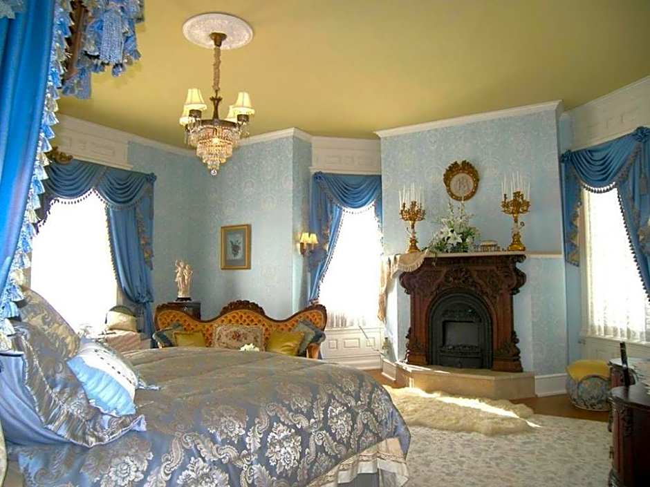 Alexander Mansion  Bed and Breakfast