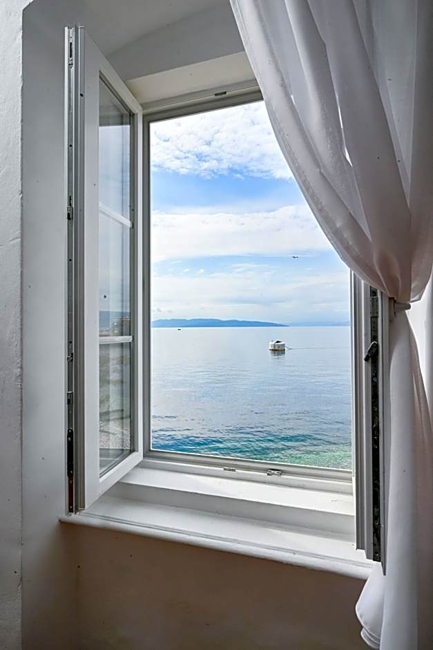 Photo 1 of 6 of Sea View
