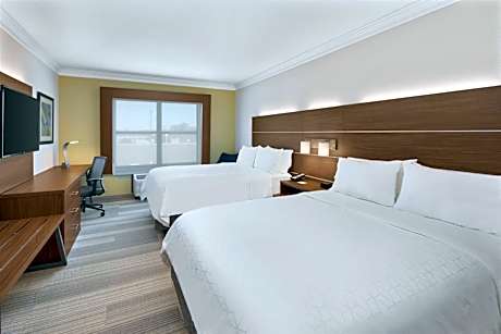 Standard Queen Room with Two Queen Beds and Mobility Accessible Tub