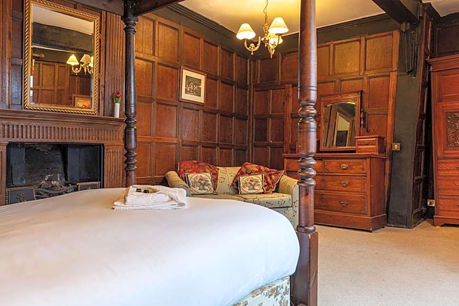 The New Inn by Roomsbooked