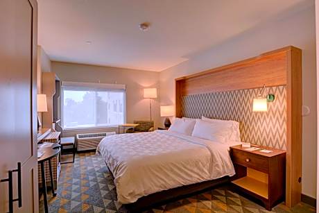 Standard King Room with Roll-in Shower - Mobility Accessible