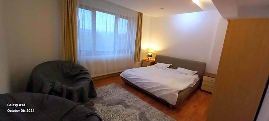 VillaWeb 9rooms - Long term business aparthotel 29 Euro per night per room, min 3months
