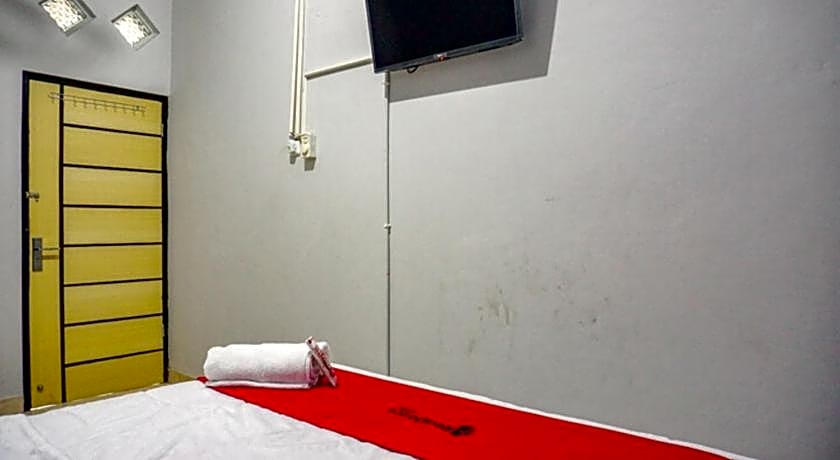 RedDoorz near Penimbangan Beach Singaraja