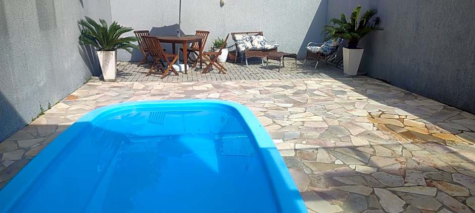 Casa com piscina duas quadras da praia