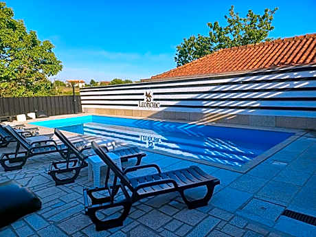 Leonchic - Guest House com Piscina de Água Salgada