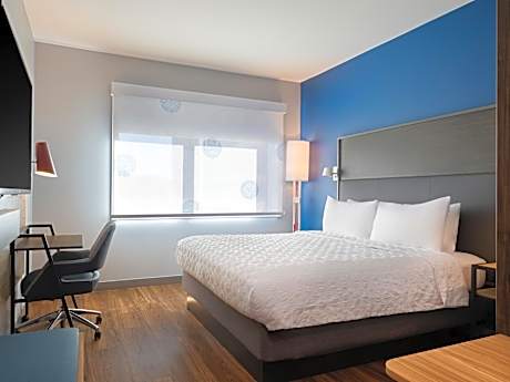 1 King Bed W/Walk In Shower