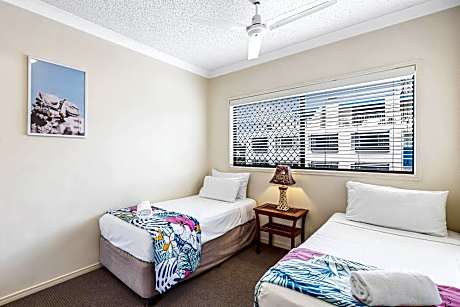 Apartment with Pool View