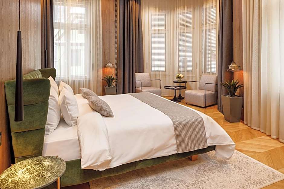 SCHUSTER Boarding House