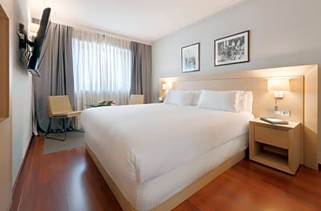 DELUXE ROOM (2 ADULTS + 2 CHILDREN)