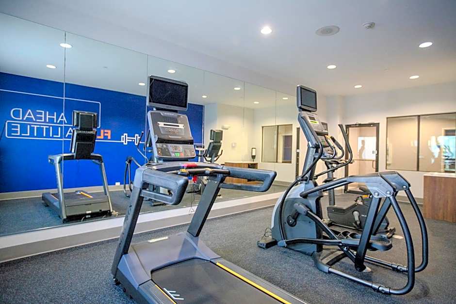 Holiday Inn Express & Suites Cleveland By IHG