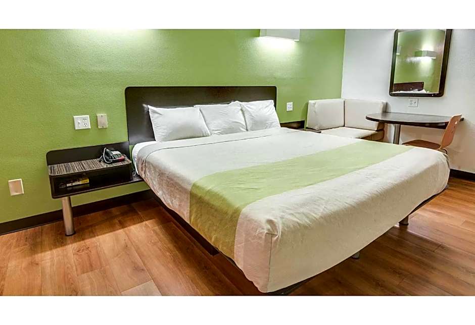 Photo 1 of 5 of Deluxe 1 Queen Bed, Smoking