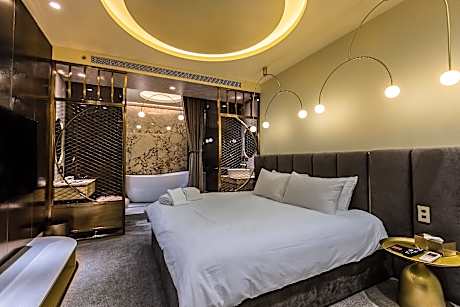 Golden Arc Room with Double Bed