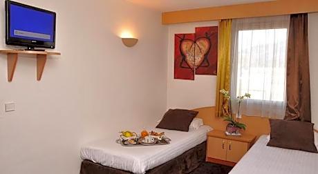 Triple - 3 Single Beds