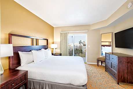Deluxe King One Bedroom Suite, Pool View