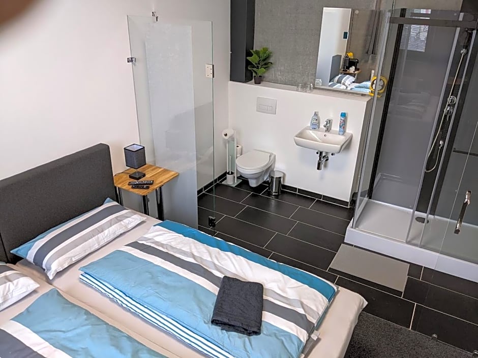 BUSINESS-MOTEL free WiFi & massage, air-con, XXL-Parking
