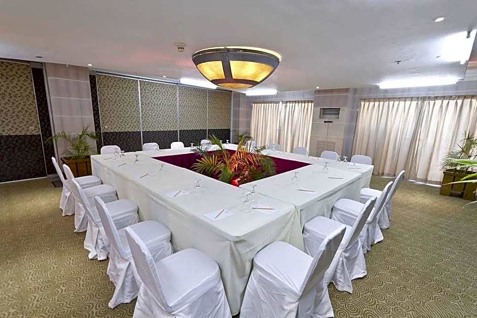 Crown Regency Suites Mactan