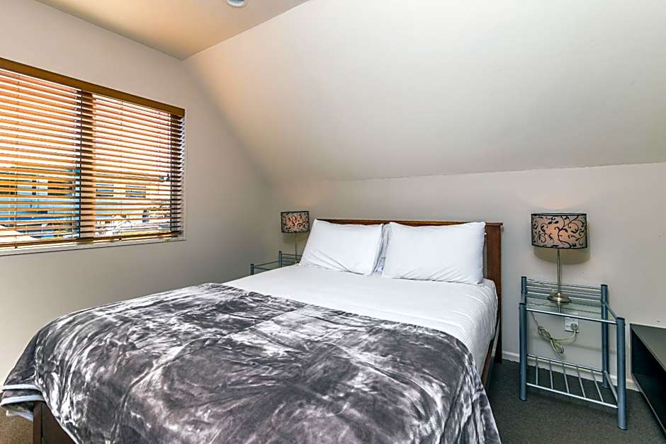 Twin Peaks Lakeside Inn