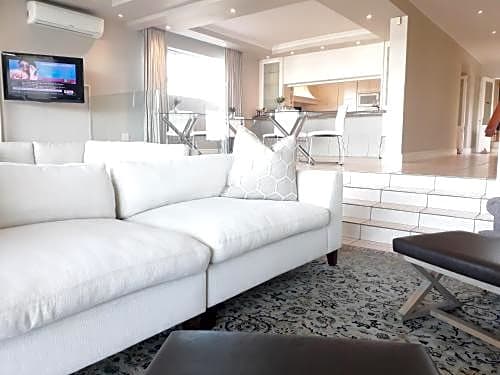 Hermanus Beachfront Lodge