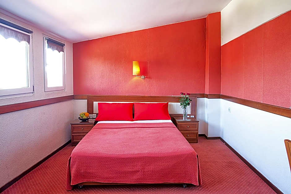 Photo 1 of 10 of Single Room